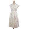 robe blanche mi-longue à fleurs friperie vintage