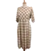 robe à carreaux mi-longue beige et blanc friperie vintage